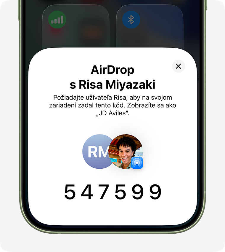Kód AirDropu zobrazený na iPhone príjemcu s pokynmi na zdieľanie kódu s odosielateľom.