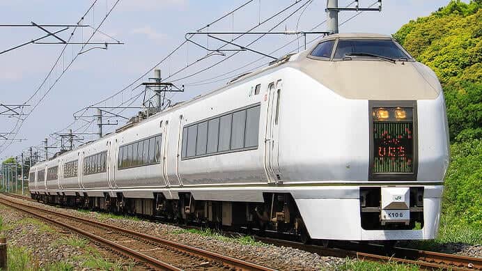 常磐線を行く651系「スーパーひたち」・写真:加藤朋紀