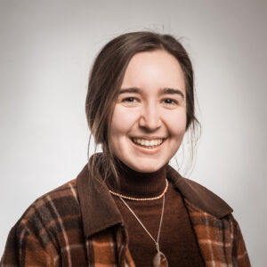 Portrait von Josephine Grothoff in braunem Rollkragenpulli