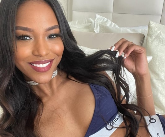 Julia Martini – I’ve got tricks you’ve never seen. Wanna watch?