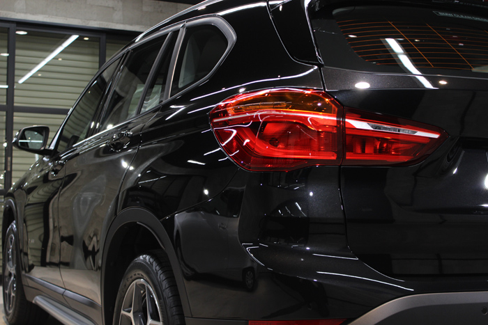 BMW X1 ブラックサファイア テールライト