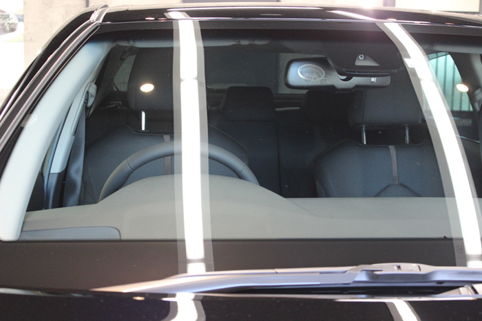 トヨタ カムリ アティチュードブラックマイカ 新車 フロントガラス2