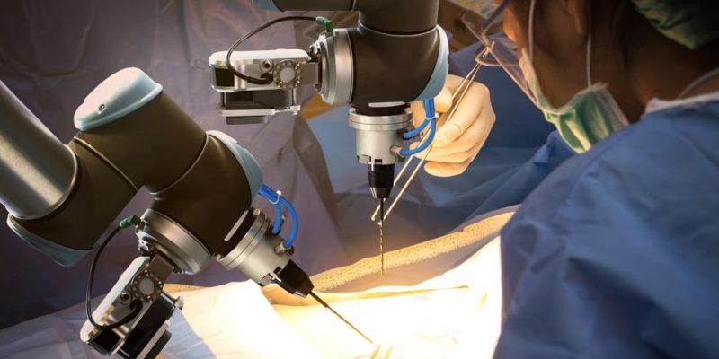 Médicos realizan una cirugía con ayuda de herramientas computarizadas.