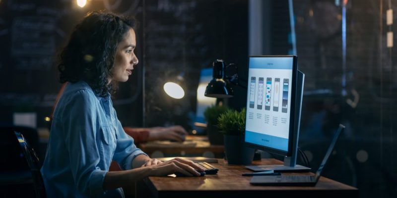 Una mujer usa la computadora.