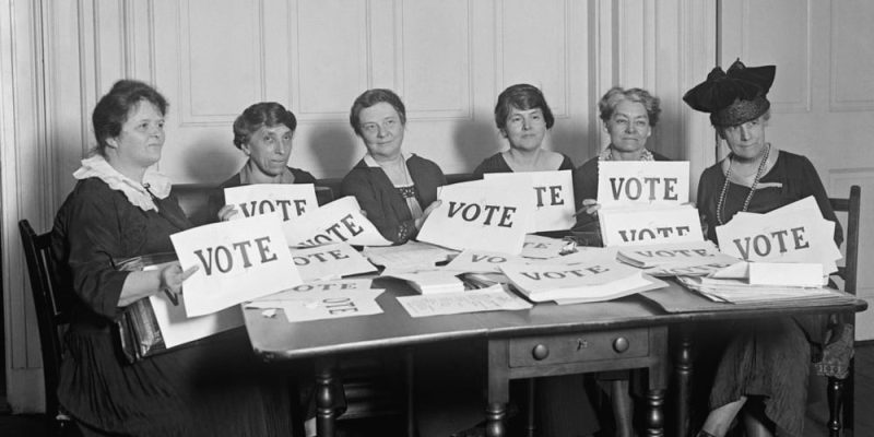 Feministas luchan por el derecho al voto.