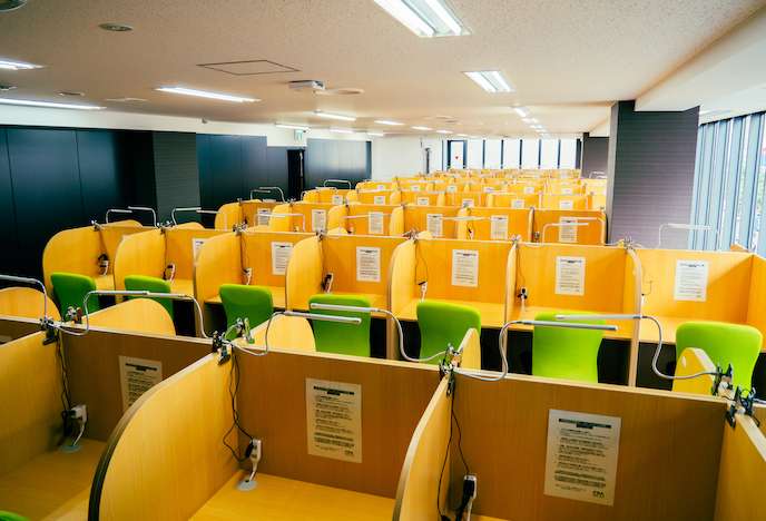 5校舎・10ラウンジ・47都道府県で提携している有料自習室で学習ブースの利用が可能