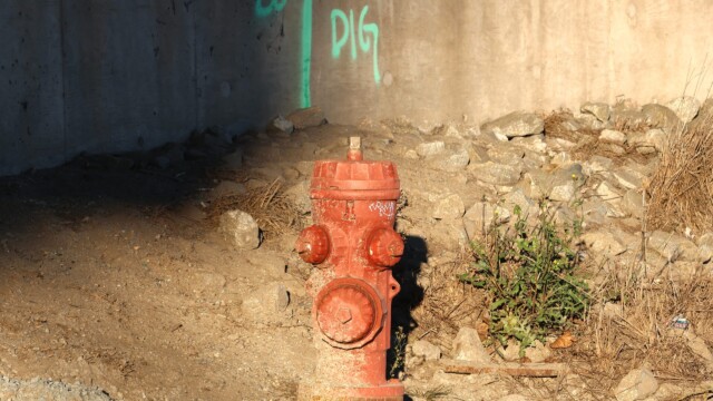 Fire hydrant next to Sapperton station, with instruction behind it.