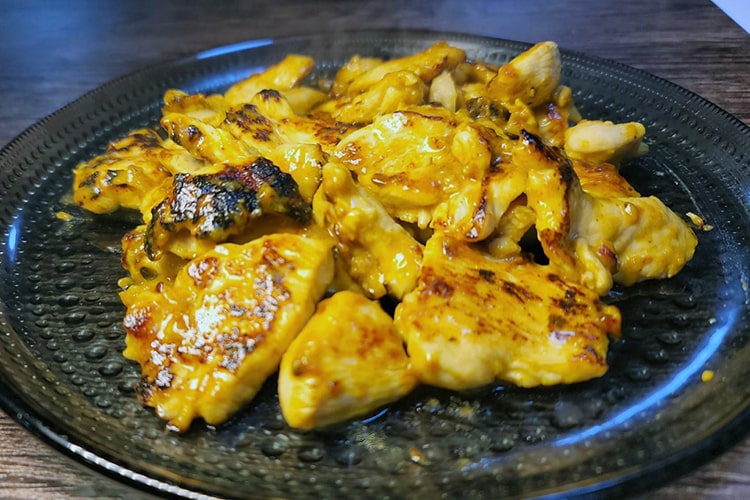 料理研究家・リュウジの簡単やばうまレシピ「鶏むね肉のタンドリー炒め」