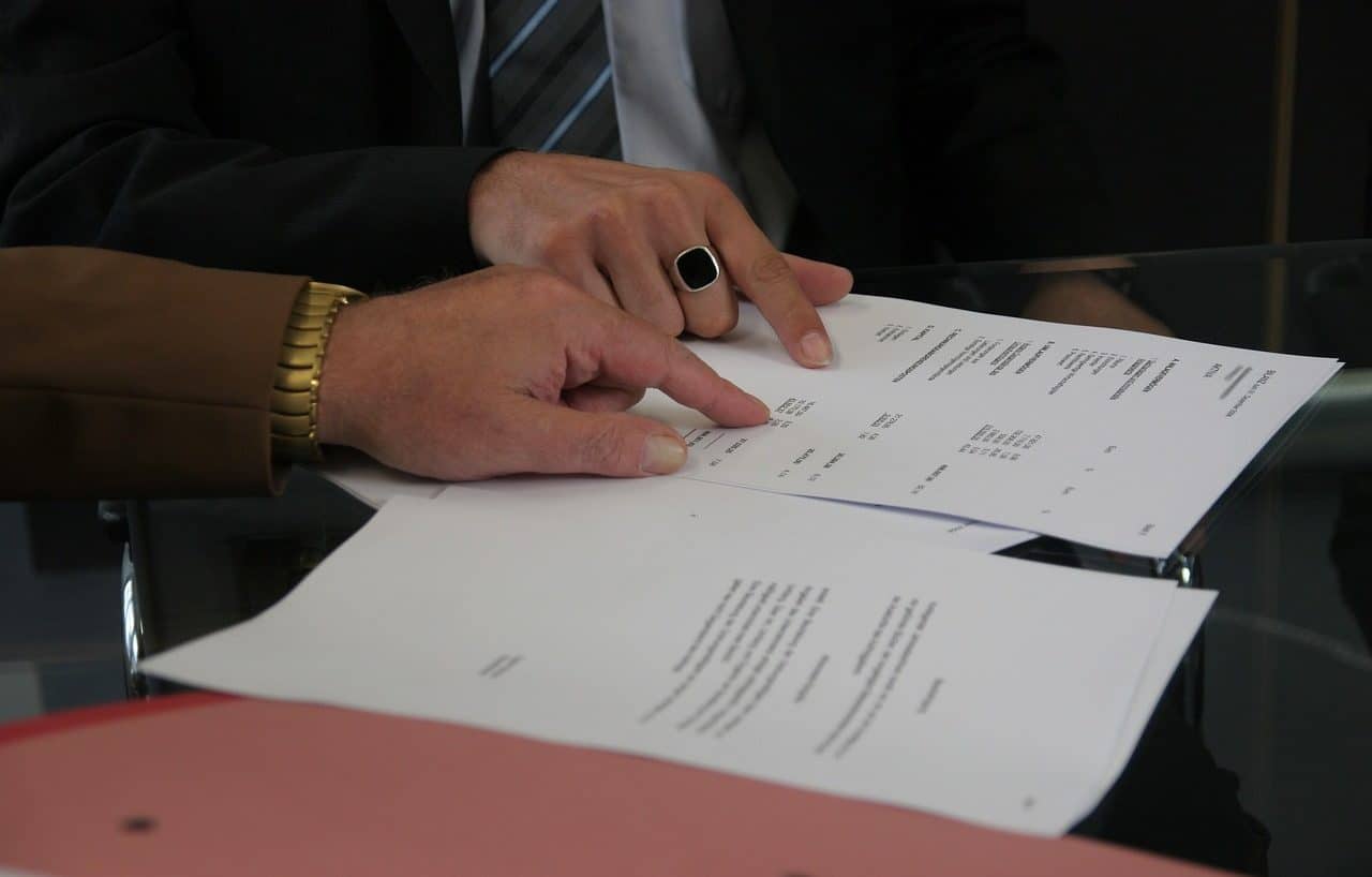 Dos personas revisando un contrato