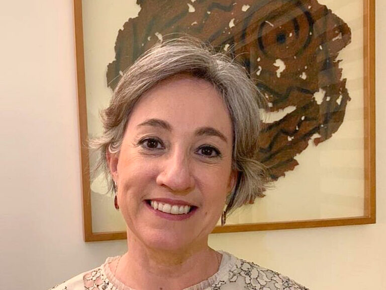 Portrait of Silvia Cervellini, co-founder and director of Delibera Brasil, specializing in citizen participation and democratic innovation.