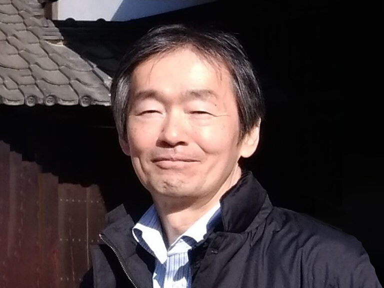 Portrait of Tatsuro Sakano, researcher and academic specializing in systems science, technology and participatory governance.