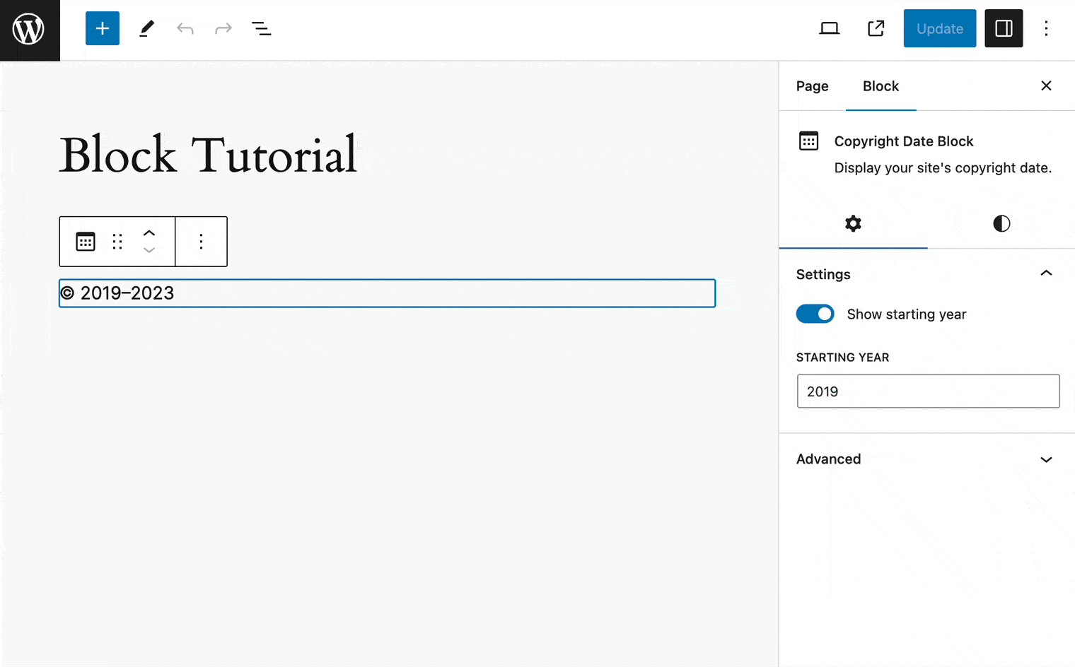 設定サイドバーの新しいフィールドによりブロックのコンテンツが更新される様子