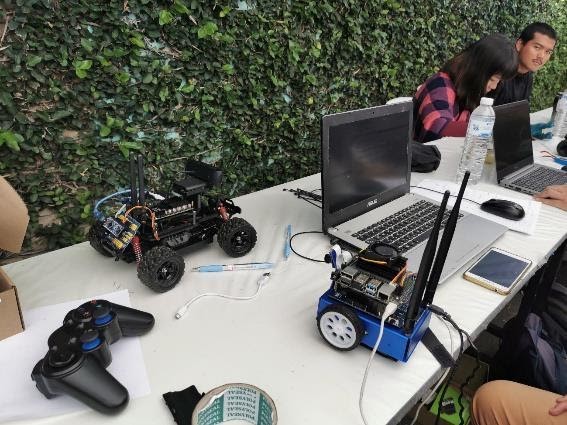 様々な形のロボットカー