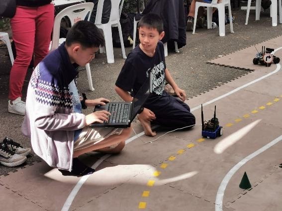 AI自動運転カーに取り組む生徒達