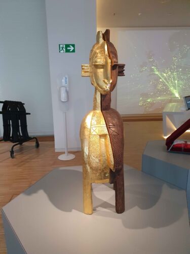 Abb 2: Die Skulptur Baga Nimba (Gold) des Künstlers Niyi Olagunju. Sie symbolisiert den Bedeutungsverlust von afrikanischen Objekten, die als Exponate in europäischen Museen ausgestellt sind (Foto: C. Nanz). Abb 2: Die Skulptur Baga Nimba (Gold) des Künstlers Niyi Olagunju. Sie symbolisiert den Bedeutungsverlust von afrikanischen Objekten, die als Exponate in europäischen Museen ausgestellt sind (Foto: C. Nanz).