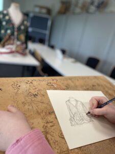 Abb. 5: Objektbiografisches Arbeiten: Studierende zeichnen ein Sammlungsobjekt aus unterschiedlichen Perspektiven. Foto: Klara von Lindern. Abb. 5: Objektbiografisches Arbeiten: Studierende zeichnen ein Sammlungsobjekt aus unterschiedlichen Perspektiven. Foto: Klara von Lindern.