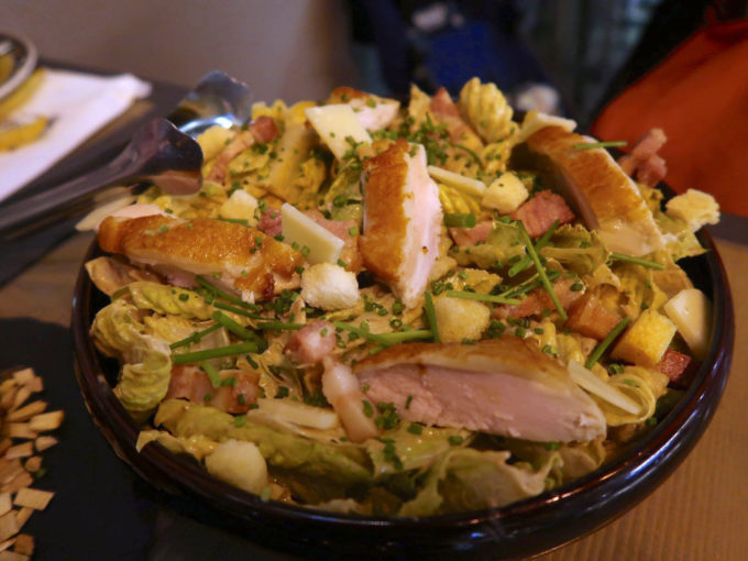 スモークチキンサラダ(280元)