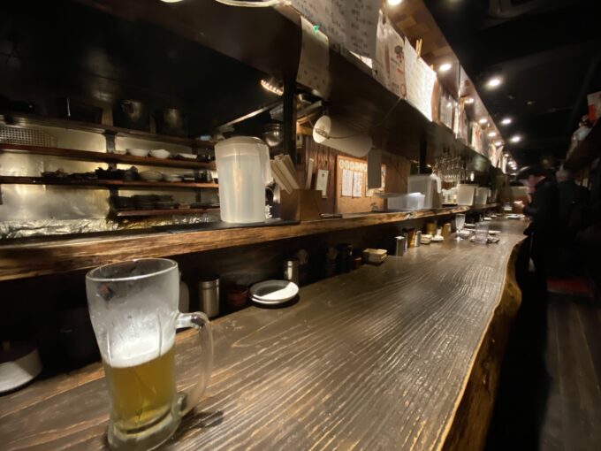 大阪・梅田「立ち呑み たに」カウンター