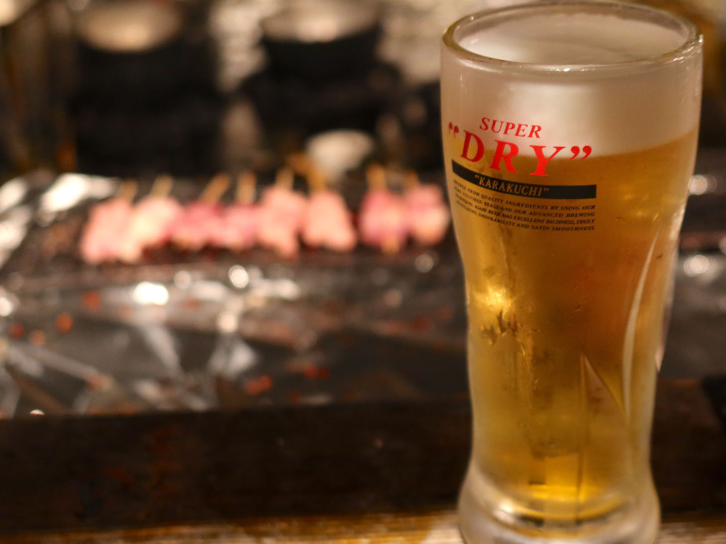 大阪・梅田「立ち呑み たに」でスーパードライに美味しい焼き鳥