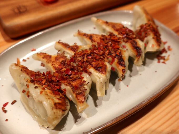 神戸ポークと生姜の焼餃子(528円)+自家製スパイス(55円)