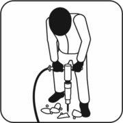 ハツリ作業をする技能者