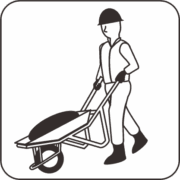 一輪車で建材を運ぶ作業員 一輪車で建材を運ぶ作業員