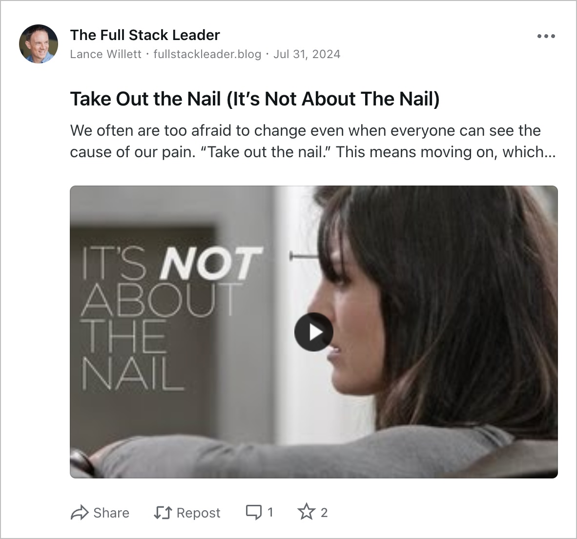 דוגמה של כרטיס 'וידאו' שמציג את צלמית המשתמש של המחבר, את שם המחבר, פרטי הפוסט, תיאור קצר וסרטון וידאו עם האפשרויות לשתף, לפרסם מחדש, להגיב ולסמן לייק.