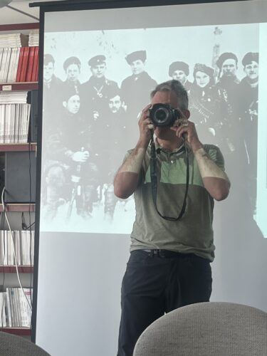 Eine Person fotografiert die Runde der Expert*innen.