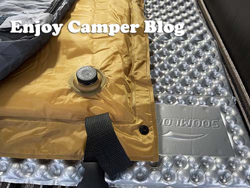 銀マットで冷気を遮断しインフレータマットで温かさとクッション性を確保する