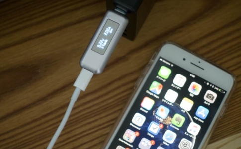 USB-C Lightningケーブルで充電中
