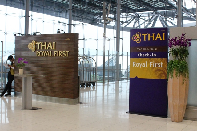 IMG 7604 1 ファーストクラスチェックインカウンター入口