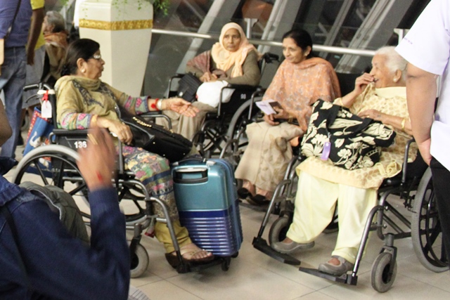 IMG 7649 1 車椅子のインド人マダム達