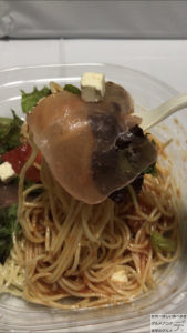 セブンイレブン生ハムとチーズとトマトの冷製パスタ100日間コンビニ弁当生活25日目デカ盛り進撃のグルメ