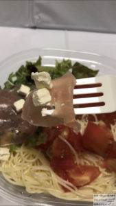 セブンイレブン生ハムとチーズとトマトの冷製パスタ100日間コンビニ弁当生活25日目デカ盛り進撃のグルメ