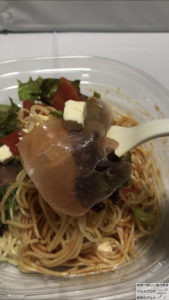 セブンイレブン生ハムとチーズとトマトの冷製パスタ100日間コンビニ弁当生活25日目デカ盛り進撃のグルメ