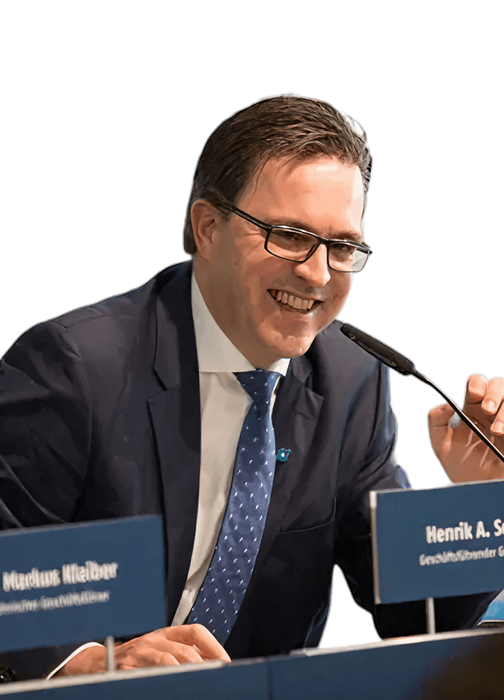 Portrait of Henrik Schunk, Chairman of the Administrative Board of SCHUNK SE, at a panel discussion.