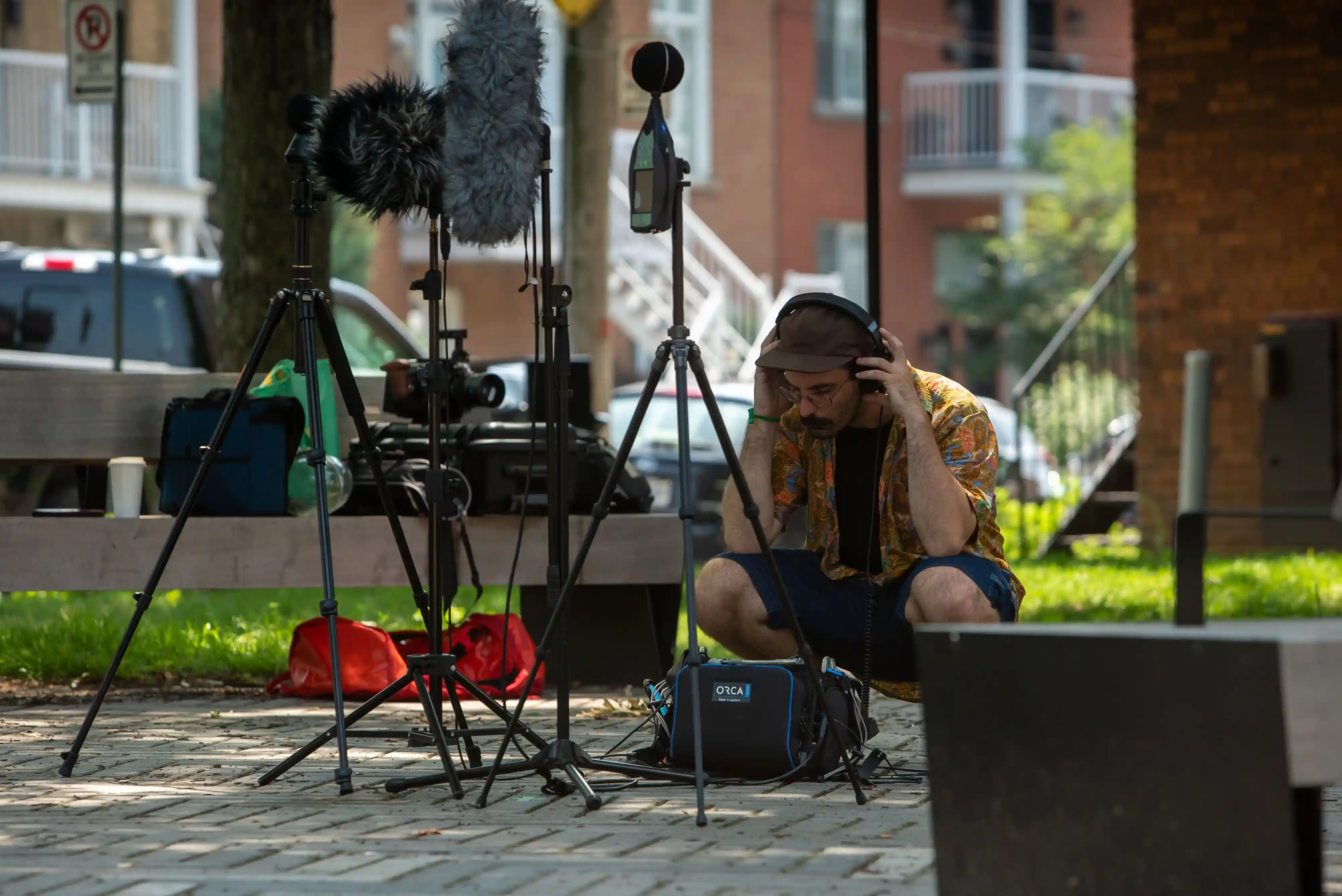 Gros plan sur un mur de pierre voûté équipé de petits haut-parleurs orientés vers une installation immersive.