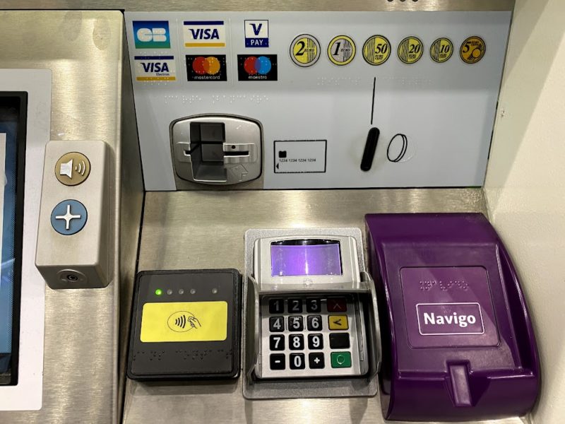 パリの自動券売機