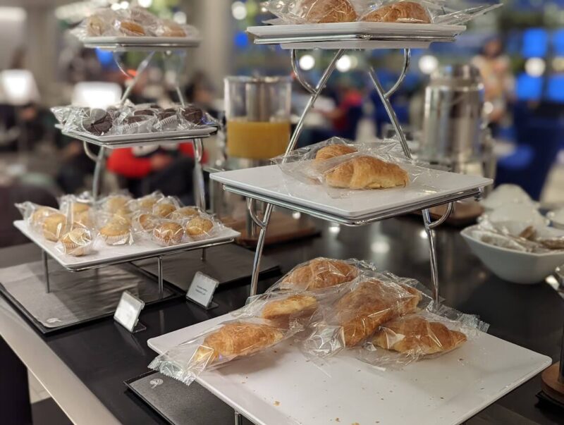 空港のフードコートはかなり高額なうえ、美味しくないのでラウンジが使えると助かる