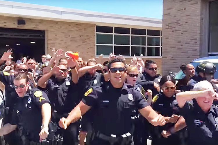 世界で流行中の「リップシンク」に警察官らがチャレンジ!クオリティの高さに4000万回以上再生される!