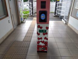 alt="暘谷駅のキティちゃんの改札口”
