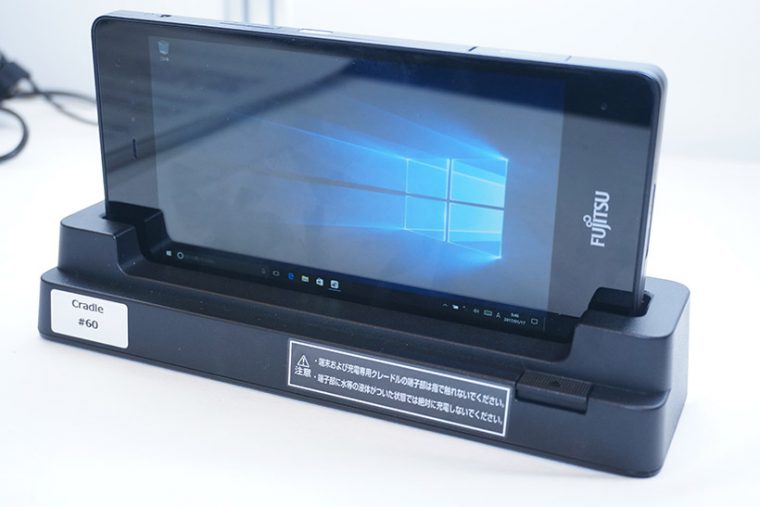 ↑充電は専用のクレードルに乗せて行います