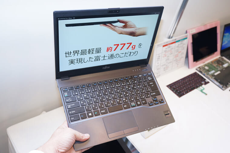 ↑実際に持ってみると「中身入ってるのか?」と思うくらい軽いです