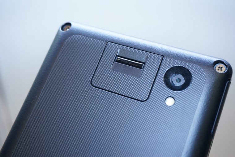 ↑指紋センサーやカメラなどは、一般的なスマホやタブレットと同様に搭載されています