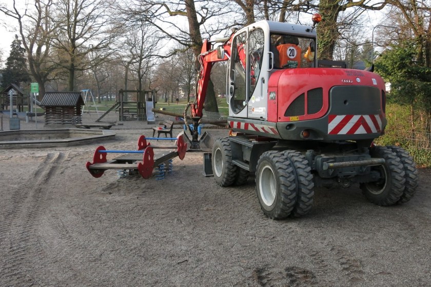 bagger_auf_spielplatz