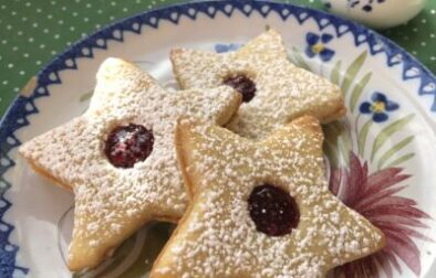 Easy Linzer Tart Cookies with Raspberry Filling