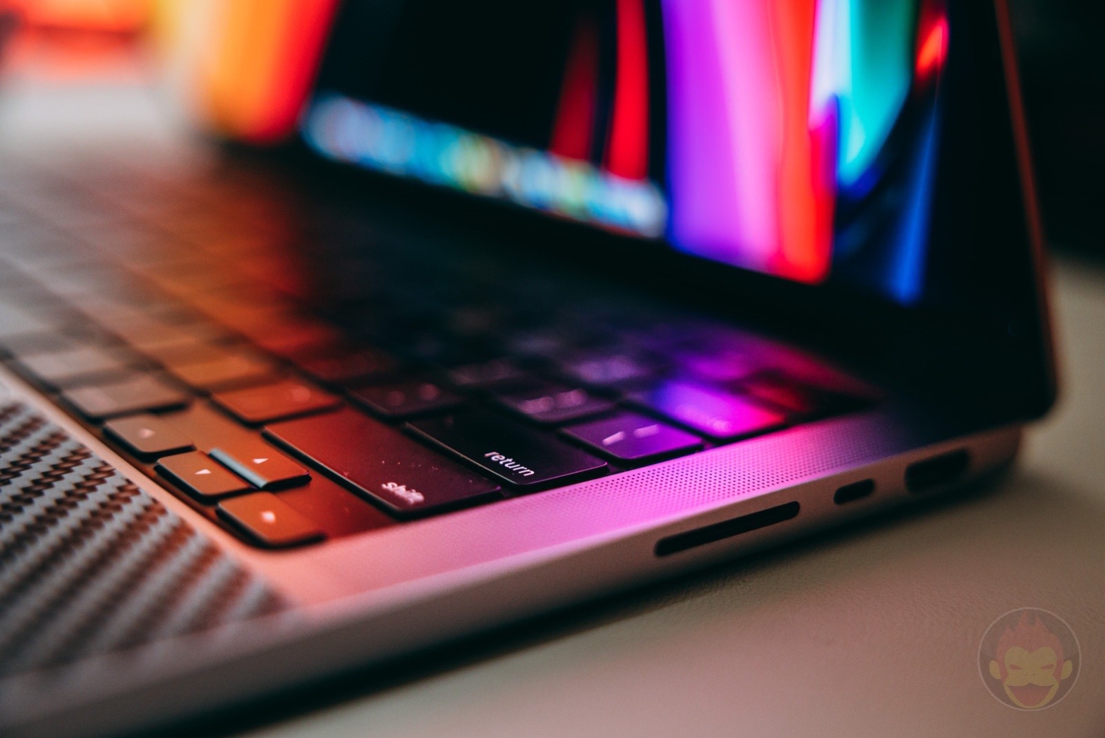 14inch-MacBookPro-2021-on-GoriMe-Desk-03.jpg 14inch MacBookPro 2021 on GoriMe Desk 03