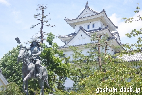 大垣城天守と戸田氏鉄公騎馬像