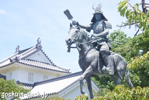 戸田氏鉄騎馬像(大垣公園城西広場)
