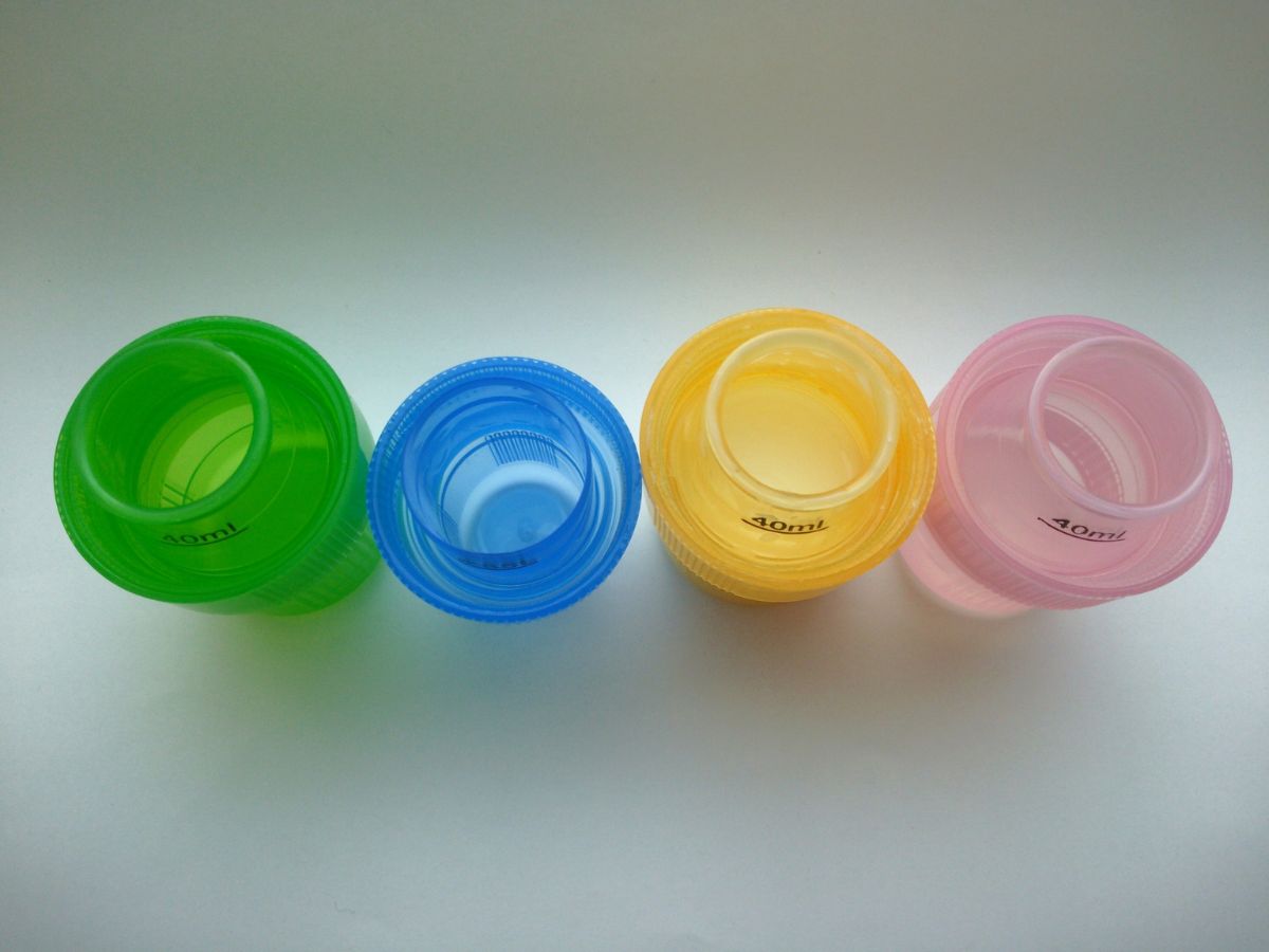 並べられた洗剤や柔軟剤のキャップ